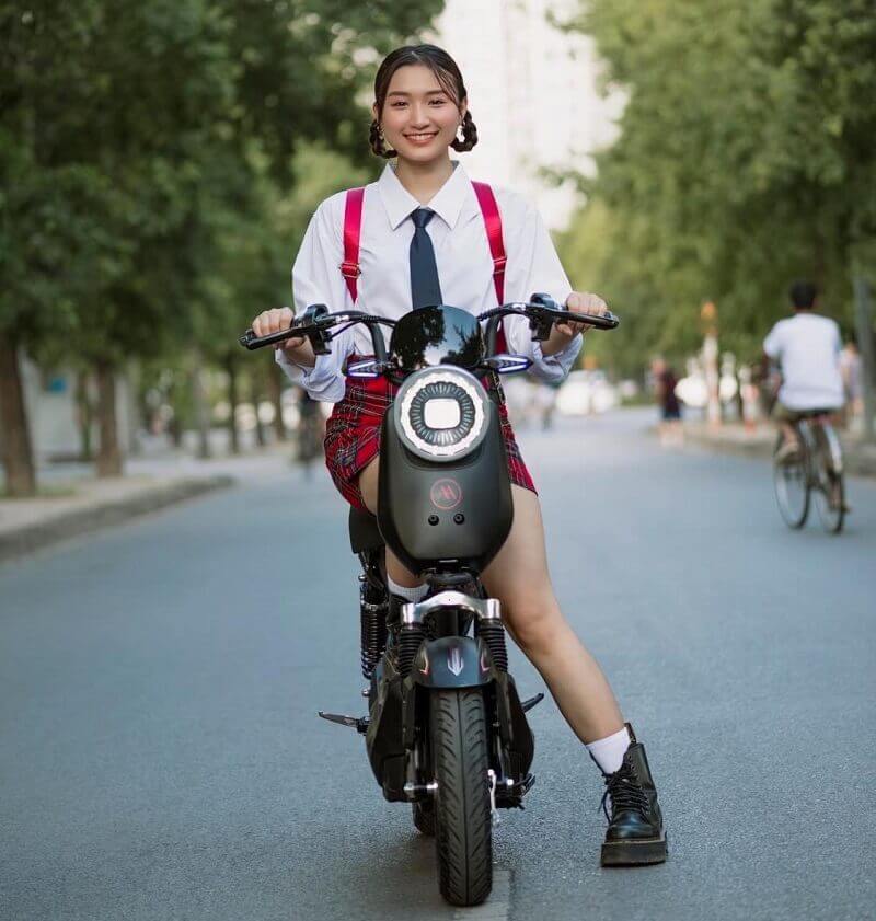 học sinh cấp 2 đi xe đạp điện