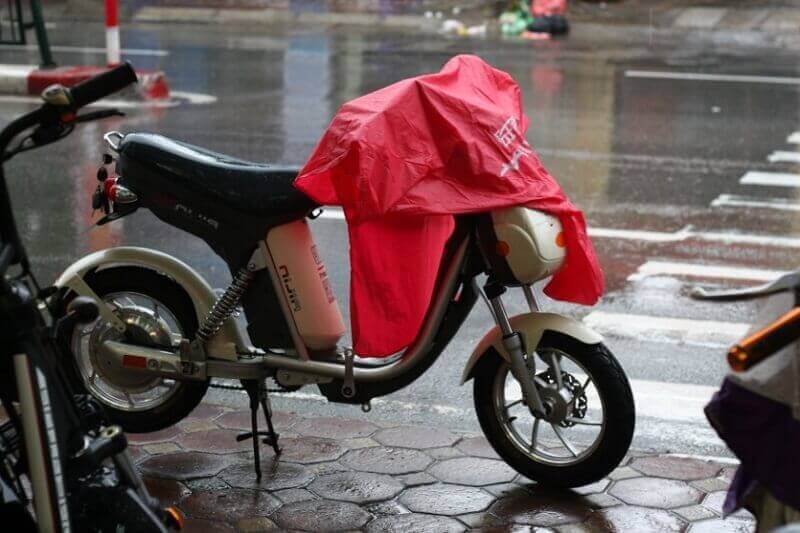 xe đạp điện để ngoài trời mưa